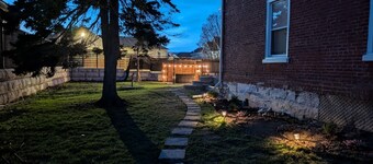 Red-roof guest house close to charming downtown with family-friendly yard space