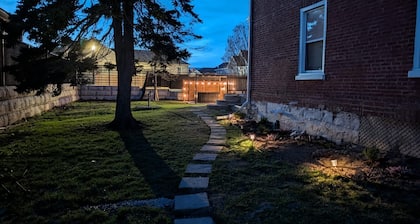 Red-roof guest house close to charming downtown with family-friendly yard space