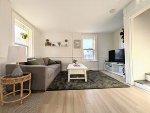 Living area - Red-roof guest house close to charming downtown with family-friendly yard space (Cobourg)