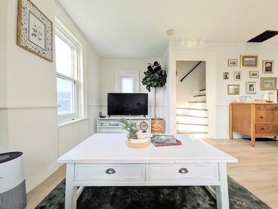 Checkerboard guest house close to charming downtown + family-friendly yard space