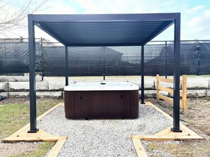 Outdoor spa tub - Red-roof guest house close to charming downtown with family-friendly yard space (Cobourg)