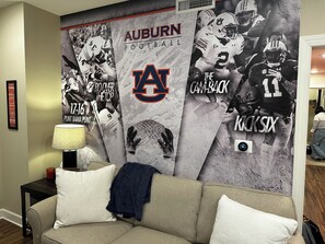 Interior - Auburn U Campus condo! Near campus. Perfect for gamedays and family visits! (Auburn)