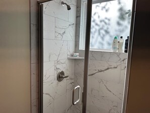 Shower, hair dryer, towels, soap - Auburn U Campus condo! Near campus. Perfect for gamedays and family visits! (Auburn)