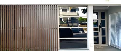 เบสิกอพาร์ทเมนท์ | การตกแต่งภายนอก