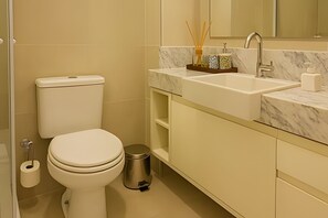 Căn hộ cơ bản | Phòng tắm | Buồng tắm vòi sen, khăn tắm, giấy vệ sinh 