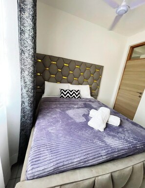 2 bedrooms, iron/ironing board, free WiFi - Greg black apartment - WITH AC/NETFLIX,HOTSHOWER (Mombasa)