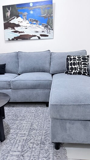 Living area - Greg black apartment - WITH AC/NETFLIX,HOTSHOWER (Mombasa)