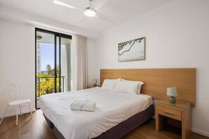 2 bedrooms, iron/ironing board, WiFi, bed sheets - Ocean Street Coastal Stay – Burleigh Heads (Burleigh Heads)