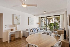 Living area - Ocean Street Coastal Stay – Burleigh Heads (Burleigh Heads)