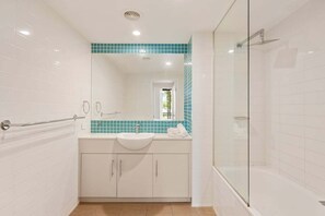 Hair dryer, towels, soap, shampoo - Ocean Street Coastal Stay – Burleigh Heads (Burleigh Heads)