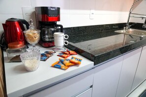 Comfort Apartment, Courtyard View | Private kitchen - lugar de paz e descanso (Rio das Ostras)