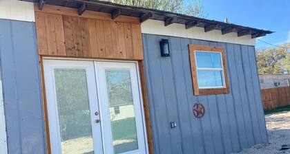 Cozy cabin in amazing Fredericksburg perfect for a relaxing getaway