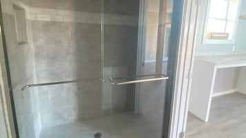 Douche, serviettes fournies, savon, papier toilette