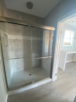 Douche, serviettes fournies, savon, papier toilette