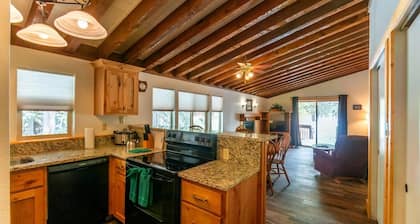 Cozy Condo in Island Park- 20 minutes to West Yellowstone!