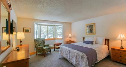 Cozy Condo in Island Park- 20 minutes to West Yellowstone!