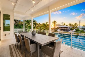 Outdoor dining - Salt House · 2026 Luxury · 6 King Suites 2 Masters (Fort Myers Beach)