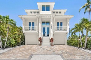 Exterior - Salt House · 2026 Luxury · 6 King Suites 2 Masters (Fort Myers Beach)