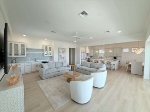 TV, offices - Salt House · 6 King Suites · New Build · 2 Masters (Fort Myers Beach)