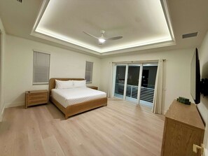 6 bedrooms, desk, iron/ironing board, travel crib