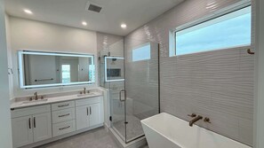 Douche, séchoir à cheveux, serviettes fournies, shampooing
