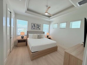 6 chambres, bureau, fer et planche à repasser, lit de bébé portatif