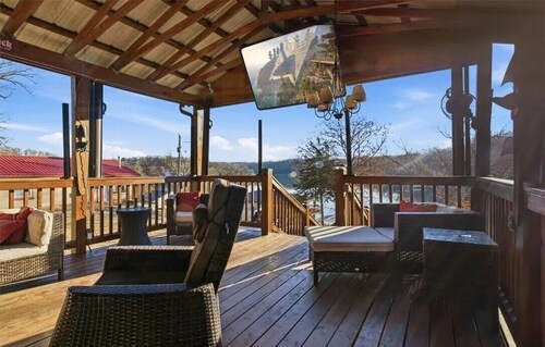 Incredible View, Spacious 3-bedroom house, with large deck in peaceful cove 60mm