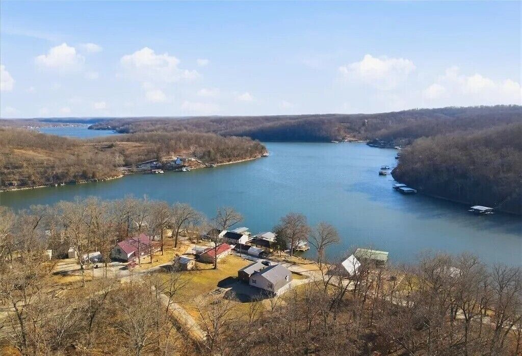 A lake surrounded by trees and houses.