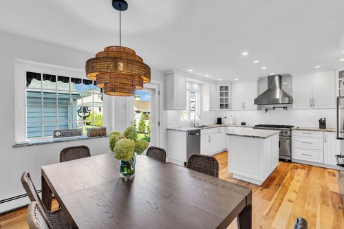 Modern Vacation Home - 6Bed / 4Bath w/ Saltwater Pool, Minutes to Beach and DT