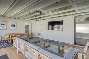 Ein modernes Interieur mit einer Sofagarnitur, einem Holztisch und einem großen abstrakten Gemälde an der Wand.