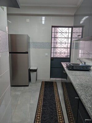 Fridge, microwave, oven, stovetop - Leonor Home (Faro)