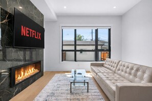 Interior - Modern Spacious Home Near University, Stadium & Hospital + A/C (Calgary)