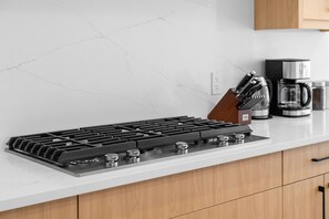 Private kitchen - Modern Spacious Home Near University, Stadium & Hospital + A/C (Calgary)