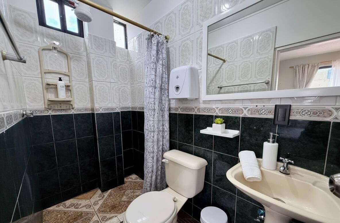 Apartamento Confort, balcón, vistas parciales al mar | Baño | Toallas
