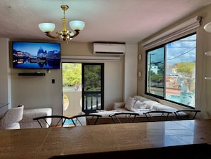 Departamento Confort, balcón, vista parcial al mar | Baño | Toallas 