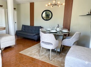 Căn hộ tiện nghi đơn giản, ban công, quang cảnh một góc biển | Khu ăn uống