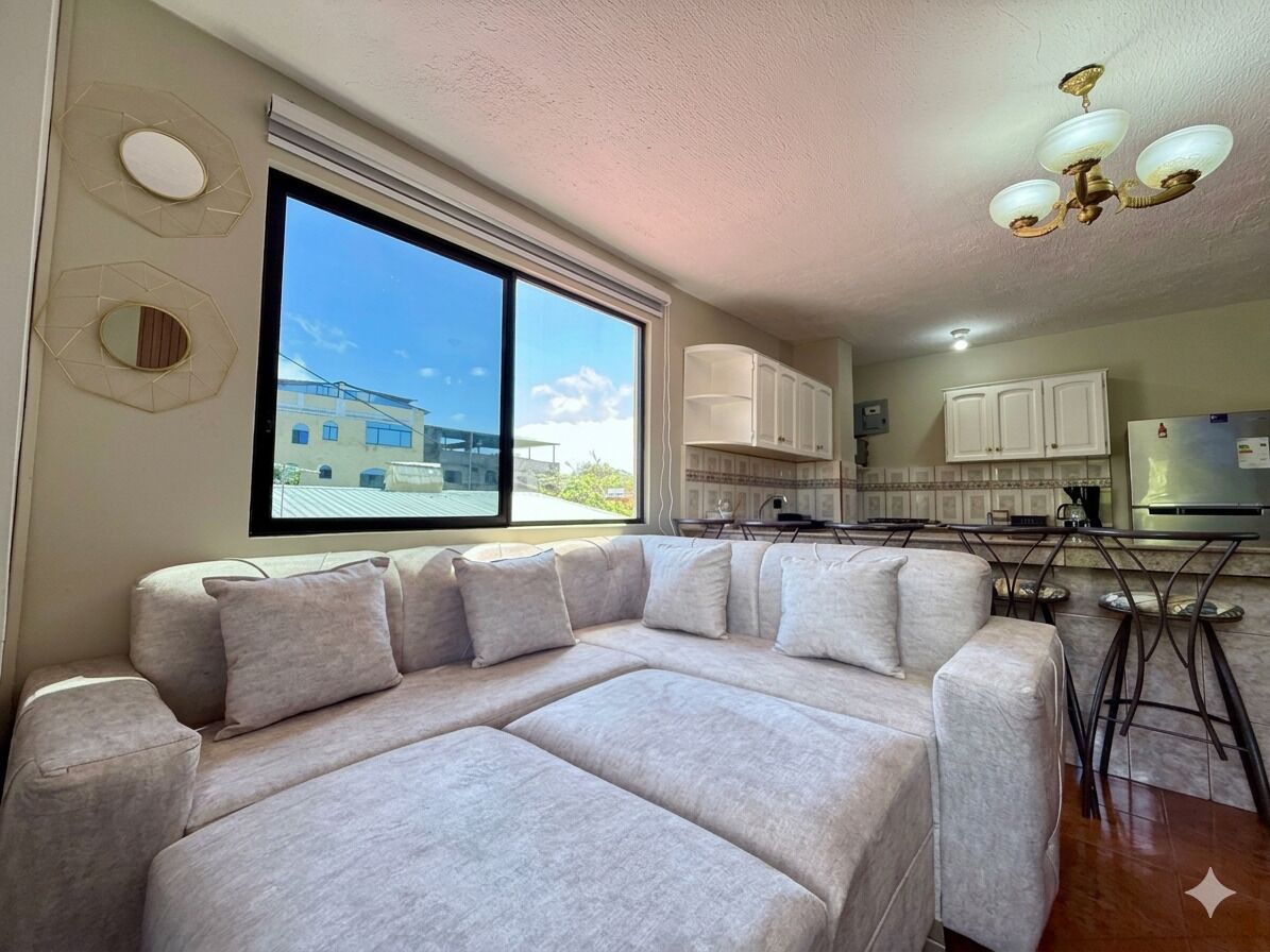 Căn hộ tiện nghi đơn giản, ban công, quang cảnh một góc biển | Khu phòng khách