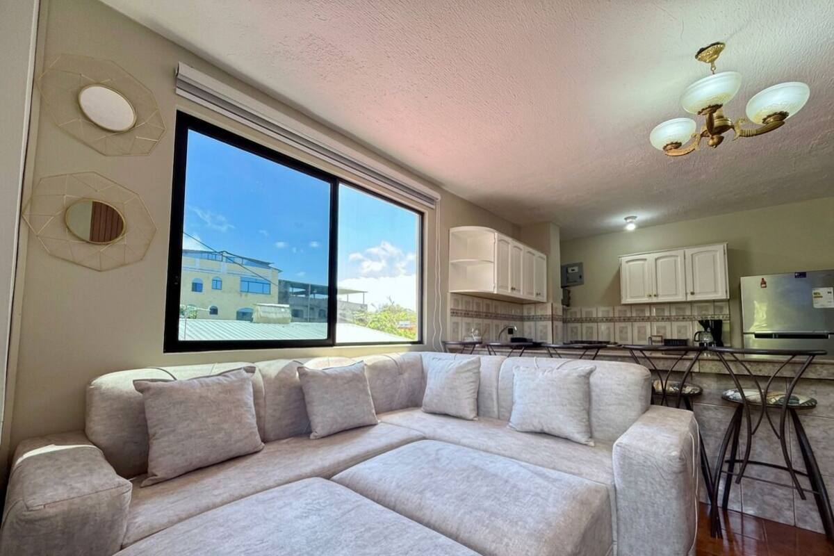 Căn hộ tiện nghi đơn giản, ban công, quang cảnh một góc biển | Khu phòng khách