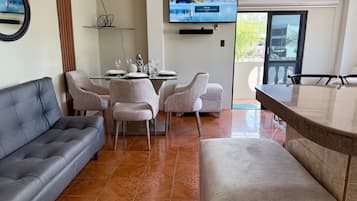Departamento Confort, balcón, vista parcial al mar | Área de sala de estar