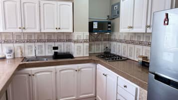 Appartement Confort, balcon, vue partielle sur la mer | Cuisine privée