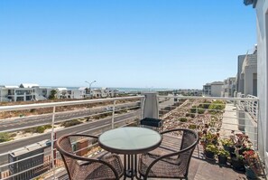 Outdoor dining - Cosy retreat on Dolphin Ridge house (Cape Town)