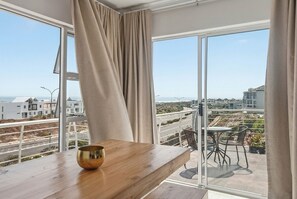 Dining - Cosy retreat on Dolphin Ridge house (Cape Town)