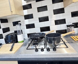 Private kitchen - 4BR 2Bath - KING or TWIN - Heathrow -FREE Parking (Staines-upon-Thames)