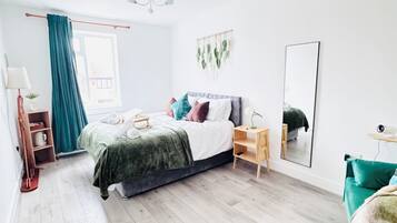 4 bedrooms, iron/ironing board, WiFi, bed sheets