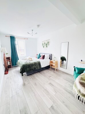 4 bedrooms, iron/ironing board, WiFi, bed sheets - 4BR 2Bath - KING or TWIN - Heathrow -FREE Parking (Staines-upon-Thames)
