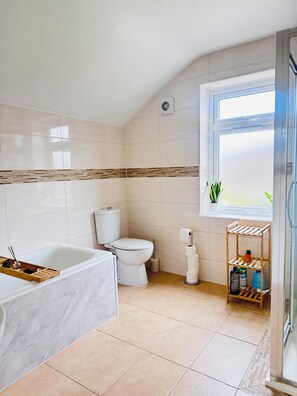 Hair dryer, towels, soap, toilet paper - 4BR 2Bath - KING or TWIN - Heathrow -FREE Parking (Staines-upon-Thames)