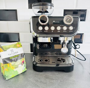 Coffee and/or coffee maker - 4BR 2Bath - KING or TWIN - Heathrow -FREE Parking (Staines-upon-Thames)