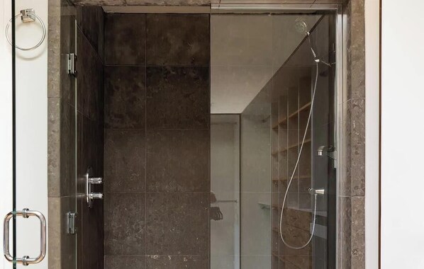 Shower, hair dryer, towels, shampoo