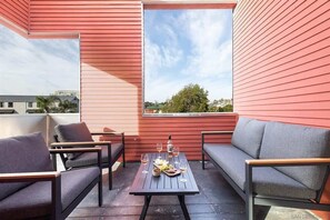 Outdoor dining - Roof Deck Sunset Views of the Bay, Multi Level APT (San Diego)