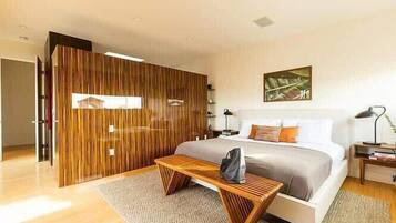5 bedrooms, iron/ironing board, WiFi, bed sheets